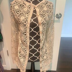 Lace blouse with wooden buttons and belle sleeves.